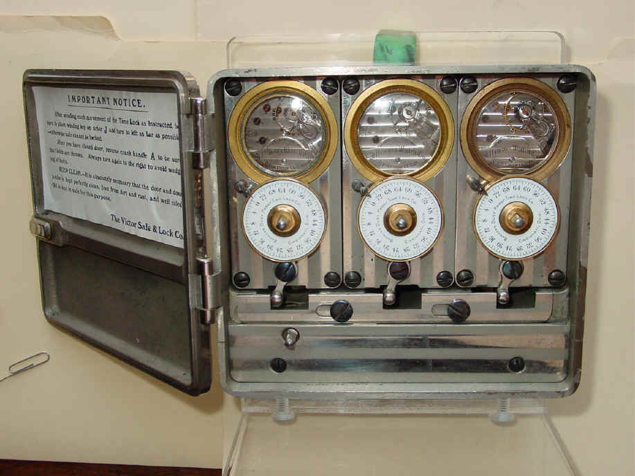 Bankers Dustproof2.jpg (848501 bytes)