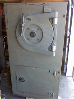 Kromer in Mosler vault door.jpg (11469 bytes)