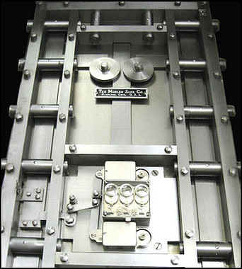 Mosler vault door.jpg (36478 bytes)