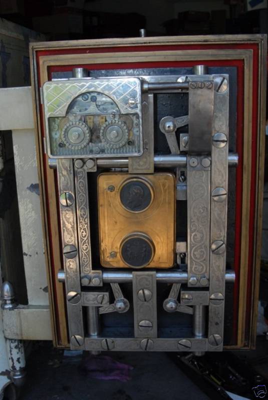 Yale model 1 on Hall safe.jpg (53463 bytes)