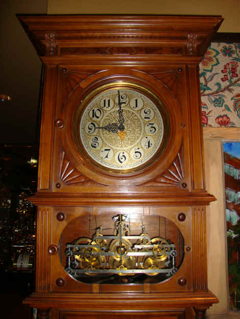 German mini tower clock in tallcase (4).JPG (1978058 bytes)
