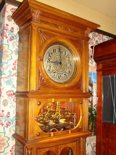 German mini tower clock in tallcase (6).JPG (1940645 bytes)