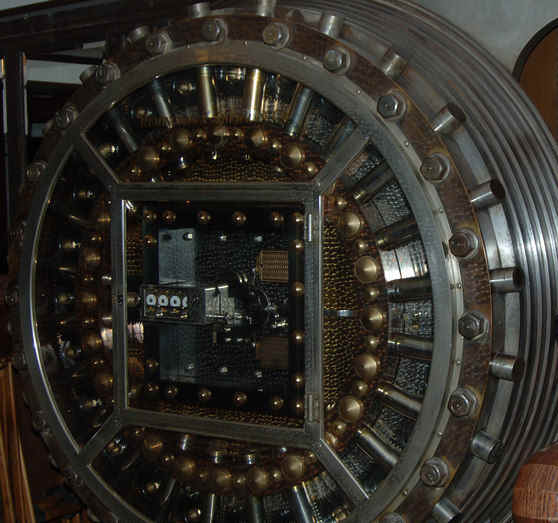 Yale 4mvt in vault door.jpg (124198 bytes)